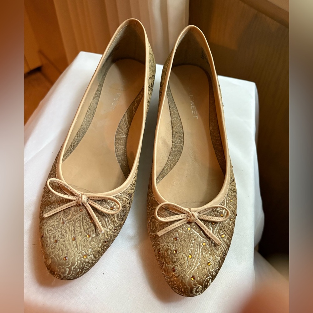 Brocade fabric slip on kitten heel size 6